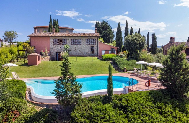 Private Villa with WIFI, private pool, TV, terrace, pets allowed, parking, close to San Gimignano