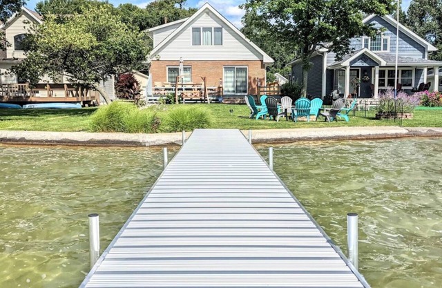 Private Waterfront 4 Bedroom Lake Home, 25 min. from Notre Dame, Simonton Lake