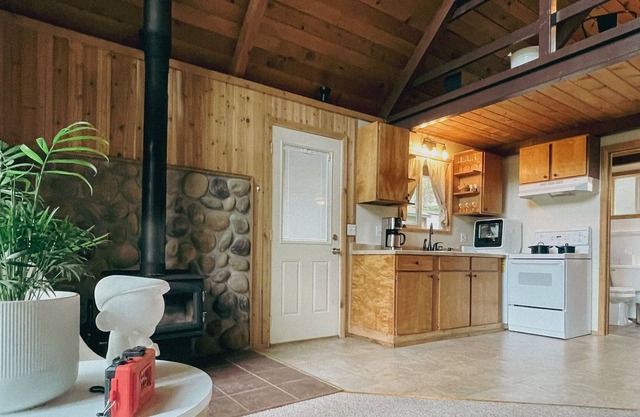 Private Waterfront Cabin on Lake: Cloudloft Cabin
