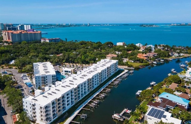 ★ Private Waterfront Condo Sarasota FL ★ Pool/Gym