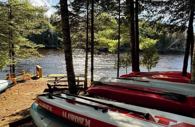 Private waterfront Mokki on the famous red River
