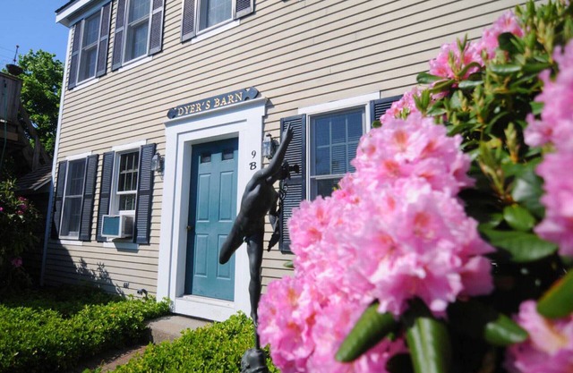 Private West End Penthouse - Large Sun Deck - Sleeps 6, Pet Friendly