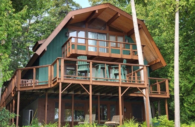 Private West Traverse Bay Waterfront - Sleeps 8