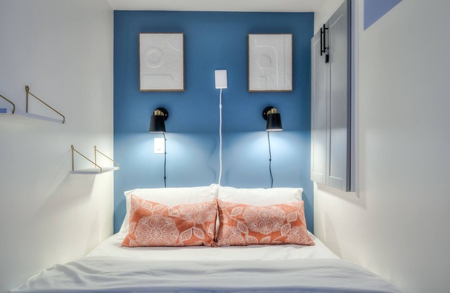 Private | WiFi | Queen Bed | TV | Desk | Cafe | Free Parking | Pickering Casino