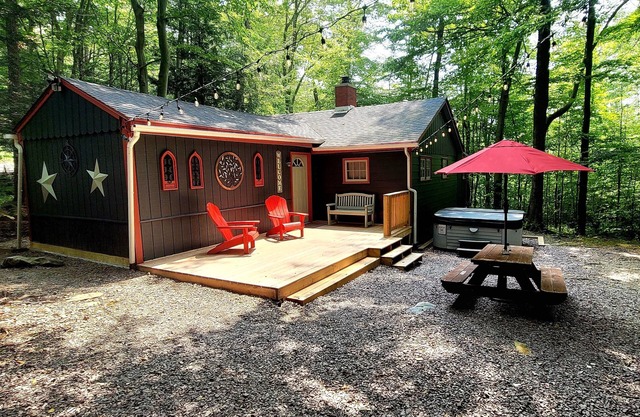 Private Year Round Getaway with Hot Tub-Minutes from Ski Resorts