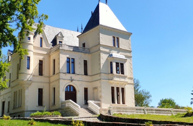 Privatize Château des Bérangers for your party or vacation!