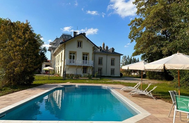 Proche Vittel et Contrexéville château Viendal et son beau parc
