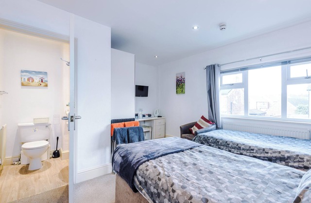 Professional Long Stay Large House | Parking | WIFI | 50" TV | CCTV