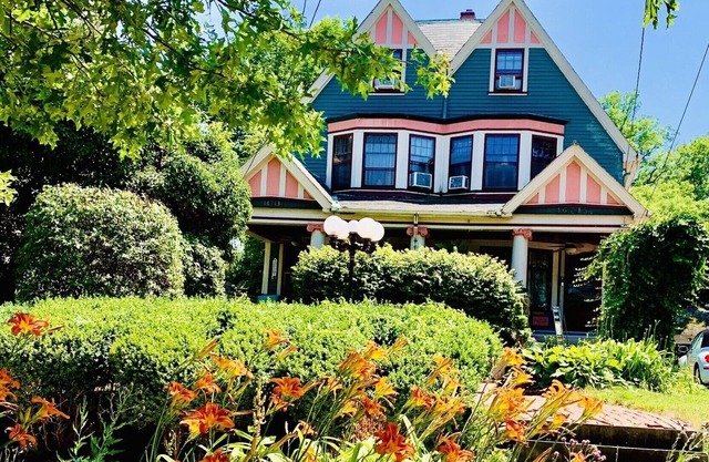 Prominent Pampering Victorian 3400 sq ft Sleeps 4-10 -
