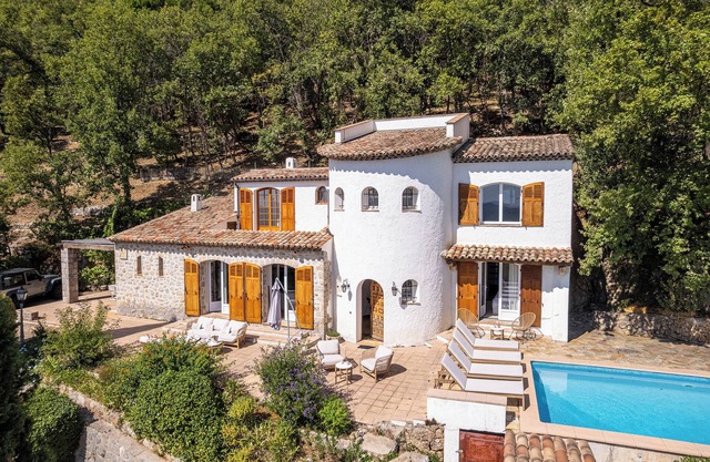 Provençal villa with pool and sea view in Spéracèdes village