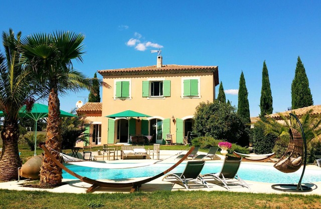 Provencal villa in the heart of the vineyards with swimming pool