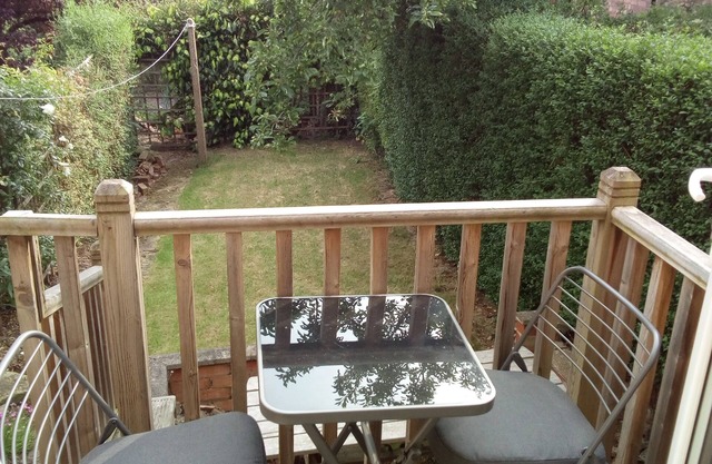 £85/night cosy annex in the beautiful suburbs of Nottingham. Close to shops!