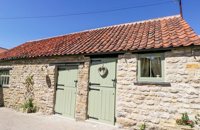 PUDDLEDUCK COTTAGE, family friendly in Thornton-Le-Dale