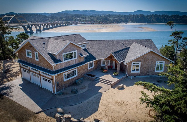 PUMA POINT.Overlooks the Alsea Bay.Has perfect ocean sunset views! Sleeps 3.