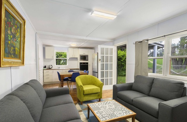 Purple Cottage, Orange NSW. A cosy oasis + walk to 4 vineyards
