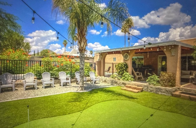 Putt & Pool Paradise, Hike, Bike out your front door, 3bd/2ba, Central Location