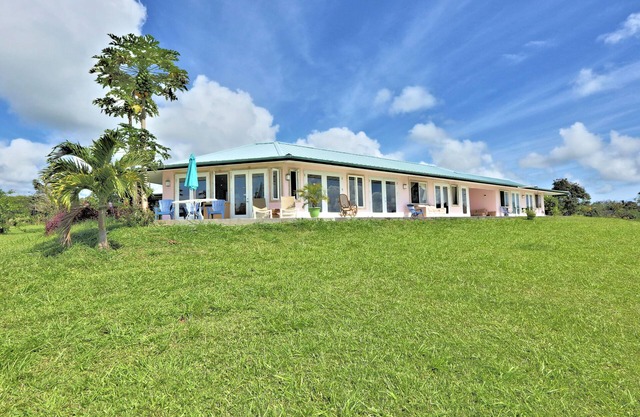 Puumoi Pink House, 3 bedroom home with sunrise and ocean view.10 minutes to Hilo