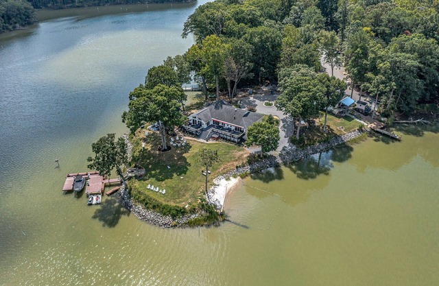 PVT PENINSULA! Hot tub, beach, spectacular views w/huge kitchen!Sleeps up to 21