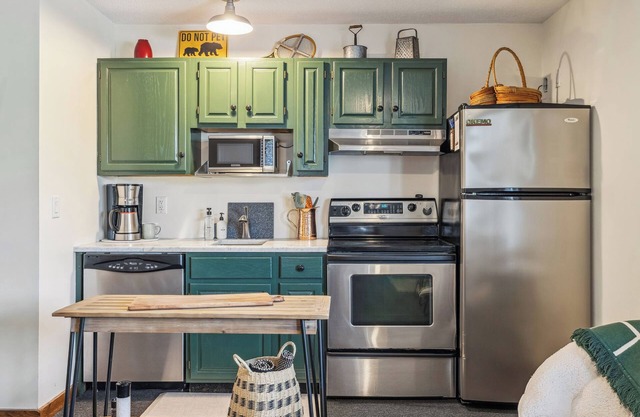 Quaint 1BR Getaway: 4 Minutes to Okemo Mountain