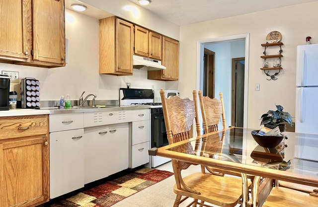 Quaint 2 bedroom apartment. 5 minute walk to down town Close to local bike trail