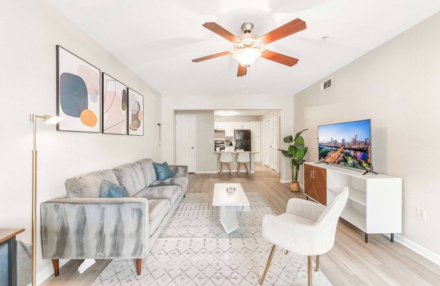 Quaint 2BR King Suite w Gym& close to DT