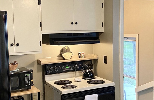 Quaint & a Big back yard 2-bedroom cottage just 18 minutes from Dutch Wonderland