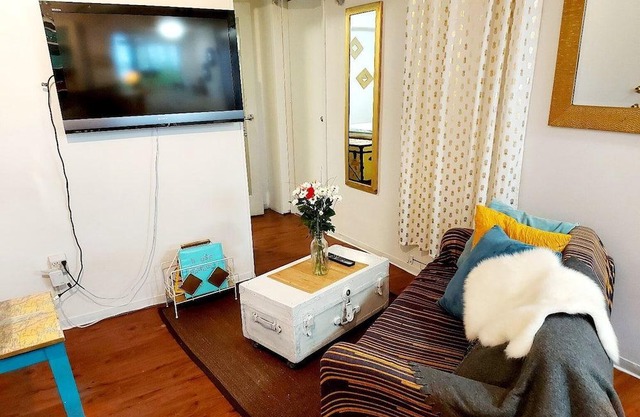 Quaint and Cozy Suite - Near Skytrain in Historic Neighborhood, Perfect for 2!