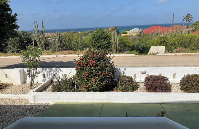 Quaint bungalow overlooking the Caribbean. A short 8 minute walk to Baby Beach