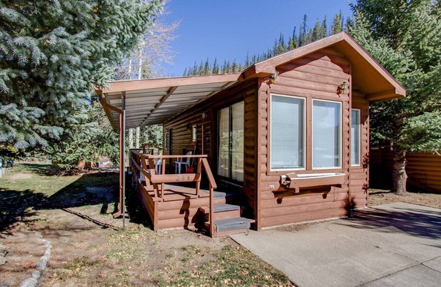 Quaint Cabin 10 min to downtown - 6 miles to lift