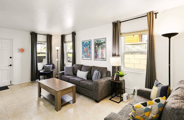 Quaint, Charming, Great Value @ The Beach, 2 Blocks to Sand, BBQ, Pets, Patio in Newport