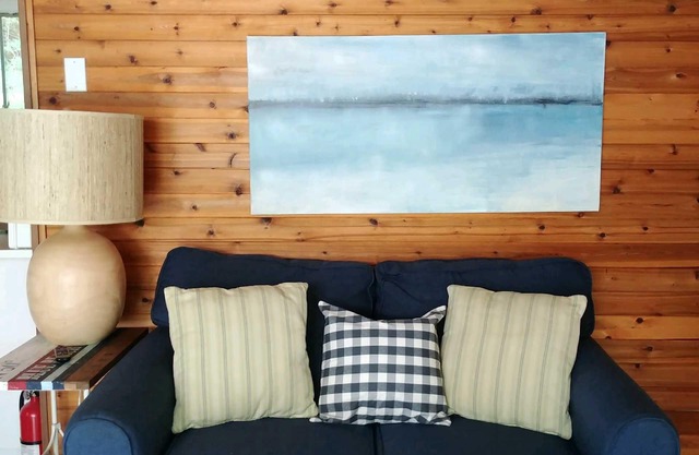 Quaint, Clean & Updated Cottage- Steps From The Beach.