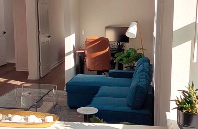 Quaint, comfortable, fully equipped 1 bedroom, 1 bath unit centrally located!