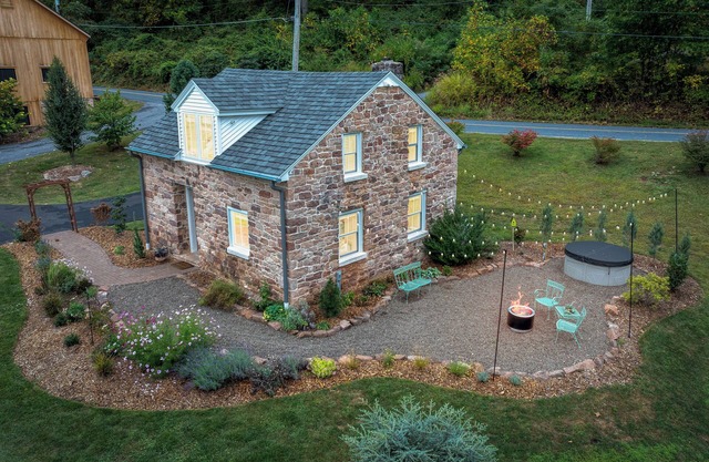 Quaint Cottage on Farm HOT TUB & Fire Pit