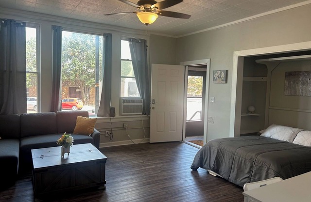 Quaint Downtown Studio