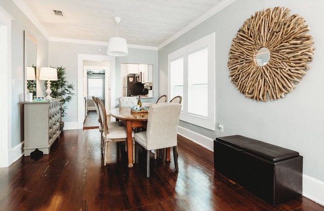 Quaint Historic Upstairs Apartment in downtown St Pete!
