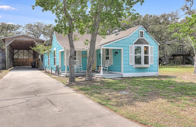 Quaint in town Cottage, Walk to Restaurants and Bars, Screened Porch, RV Pad
