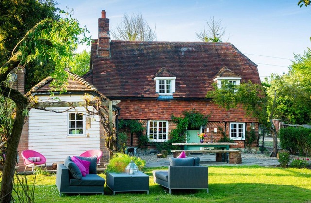 Quaint Kent Countryside Retreat - cottage, log fires, hot tubs & unique rooms