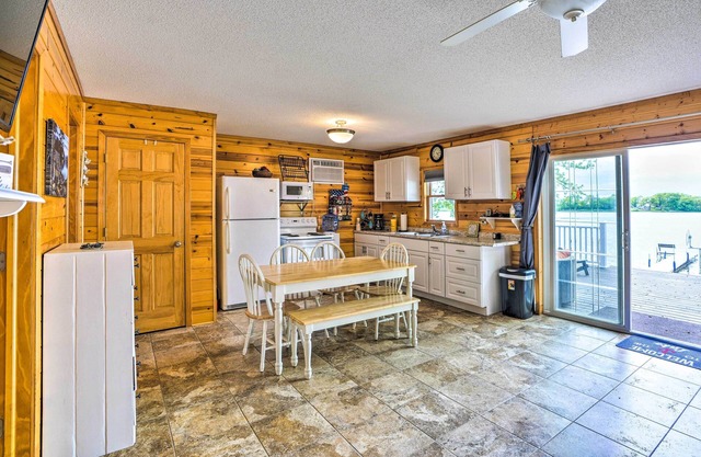 Quaint Lake Jefferson Cabin w/Deck & Gas Grill!