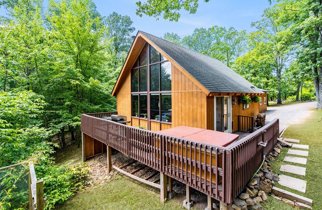Quaint Loft Cabin w/Hot Tub, FirePit, Deck & Grill