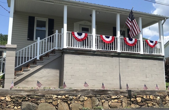 Quaint New River Cottage - Relax and enjoy nature’s beauty in Fries, VA