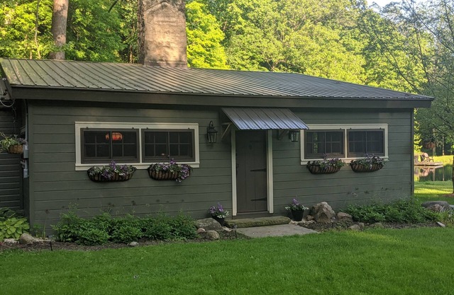 Quaint Newly Remodeled Cabin with Stone Fireplace - Private Hot Tub - King Bed