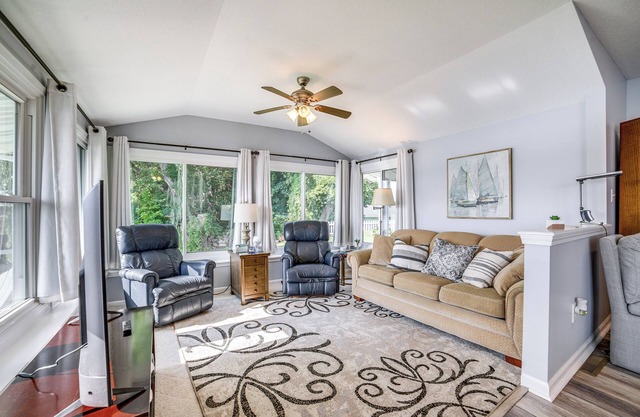Quaint Olivet Cabin w/Patio on Duck Lake!