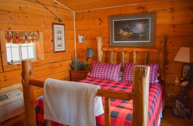 Quaint, quite, affordable cute cabin snuggled in a beautiful valley!