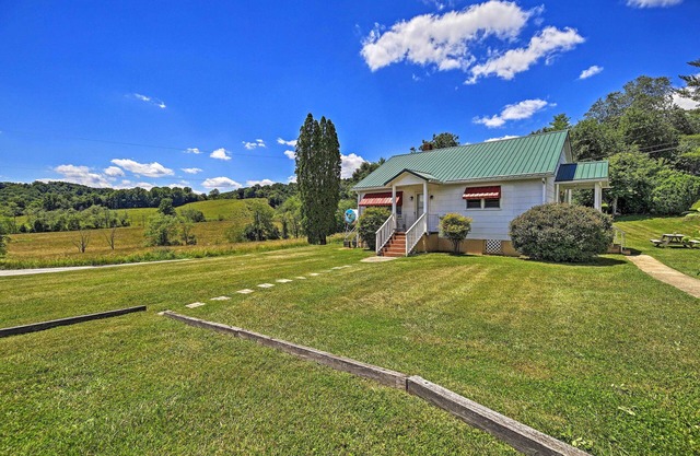 Quaint & Scenic Country Cottage, 3 Mi to New River
