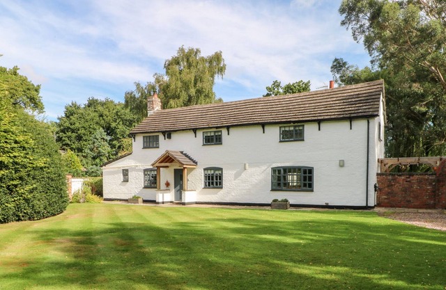 QUAKER COTTAGE, pet friendly, with a garden in Wilmslow