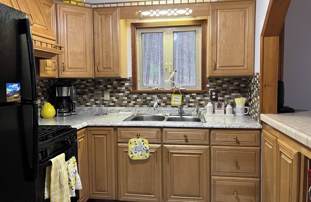 Quant Waterfront Home in Quiet Lake Community, Pet-friendly with hot tub