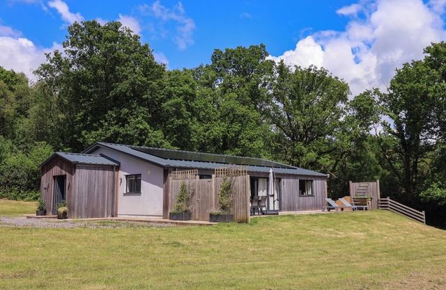 QUANTOCK BARN, pet friendly, country holiday cottage in Honiton
