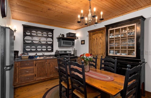 Quarterboard Cottage -A Wonderfully Unique Cabin