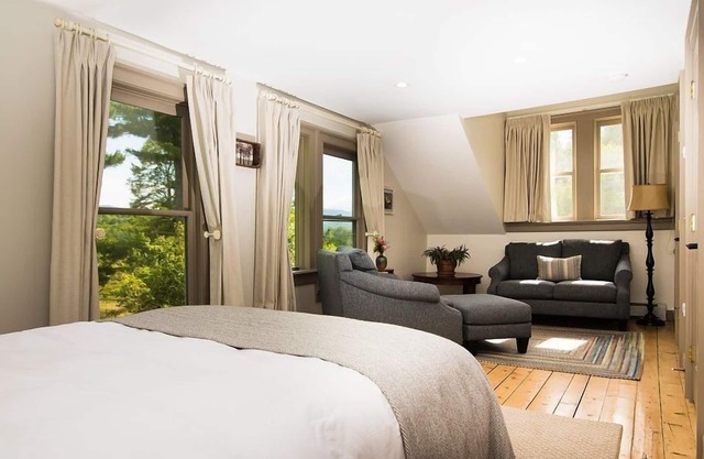 Queen Room with Mtn Views