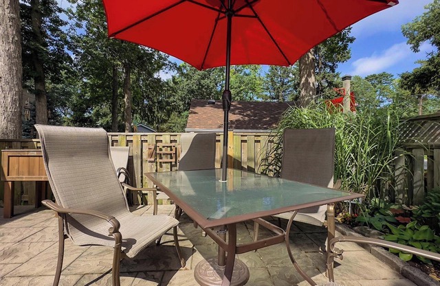 *Queen's Gem Cottage – Your Perfect Grand Bend Getaway*